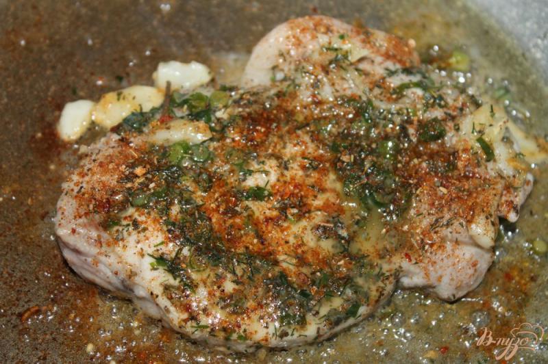 Фото приготовление рецепта: Жареная свинина с чесноком и сливочным маслом шаг №6