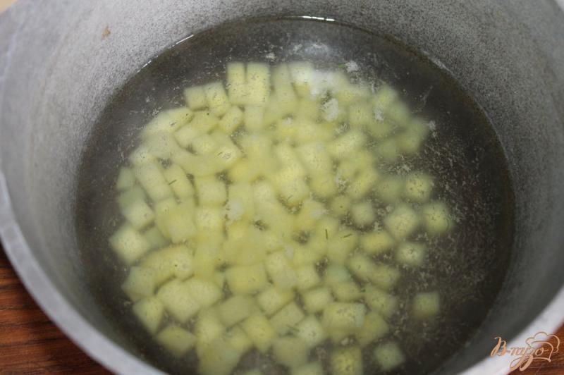 Фото приготовление рецепта: Сливочный суп с кабачком и копченой колбасой шаг №2