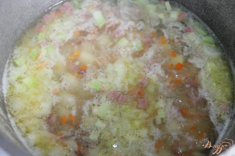 Фото приготовление рецепта: Сливочный суп с кабачком и копченой колбасой шаг №4