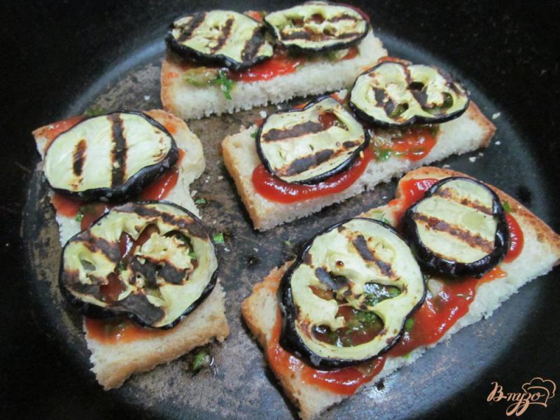 Фото приготовление рецепта: Теплые бутерброды с баклажаном шаг №7