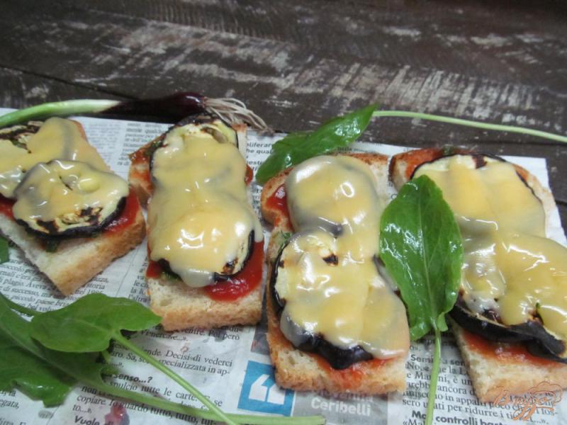 Фото приготовление рецепта: Теплые бутерброды с баклажаном шаг №9
