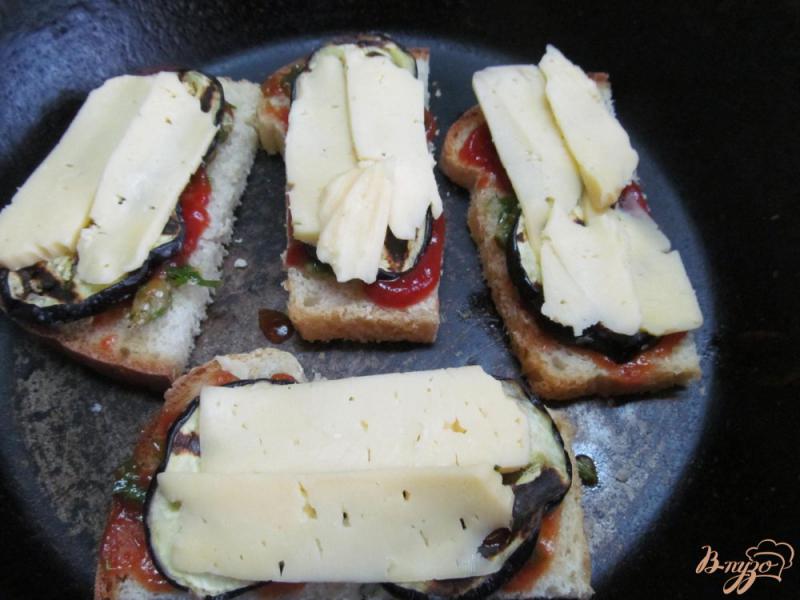 Фото приготовление рецепта: Теплые бутерброды с баклажаном шаг №8