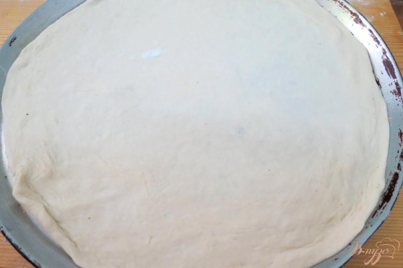Фото приготовление рецепта: Пицца чесночная с салями шаг №2