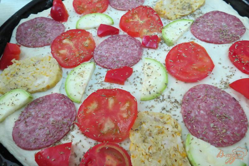 Фото приготовление рецепта: Пицца чесночная с салями шаг №5