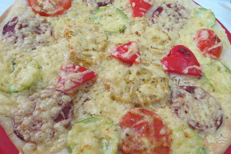 Фото приготовление рецепта: Пицца чесночная с салями шаг №7