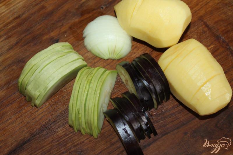 Фото приготовление рецепта: Картофельная «гармошка» с овощами на пару в мультиварке шаг №2