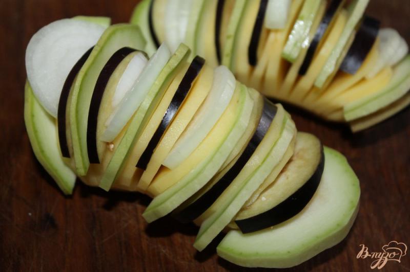 Фото приготовление рецепта: Картофельная «гармошка» с овощами на пару в мультиварке шаг №3