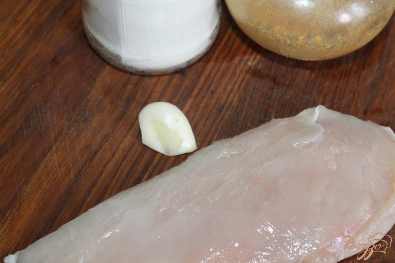 Фото приготовление рецепта: Чесночное куриное филе в пряной панировке шаг №1
