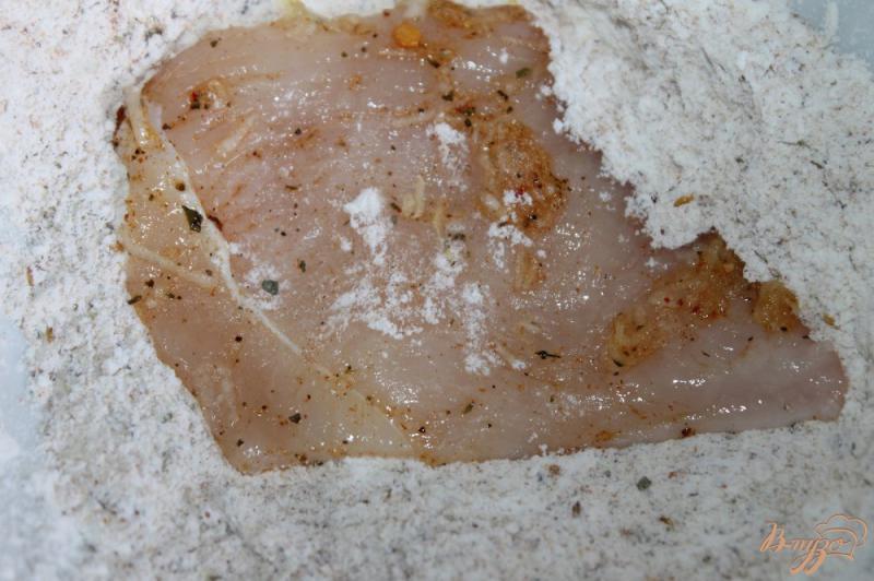Фото приготовление рецепта: Чесночное куриное филе в пряной панировке шаг №5