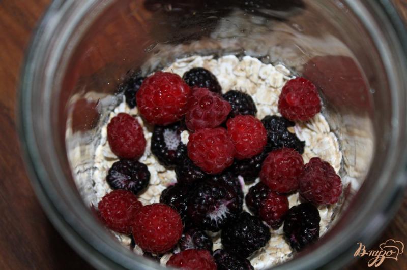 Фото приготовление рецепта: Завтрак в банке из овсянки с летними ягодами шаг №2