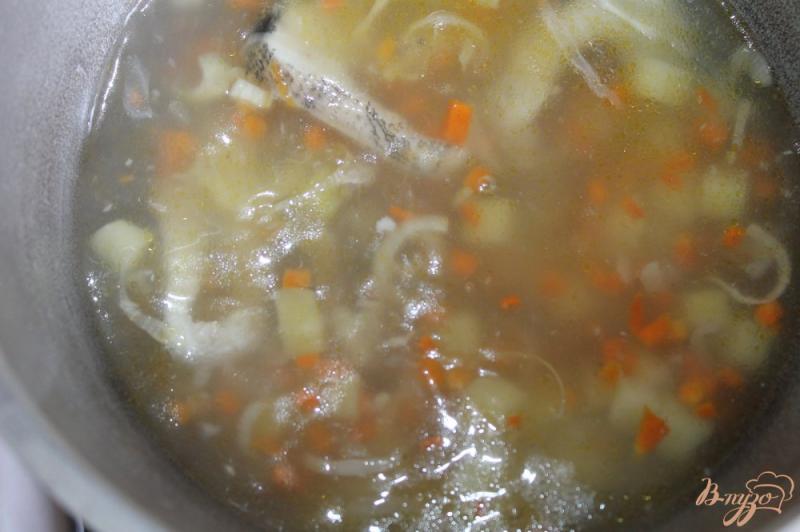 Фото приготовление рецепта: Рыбный суп с кусочками щуки шаг №5