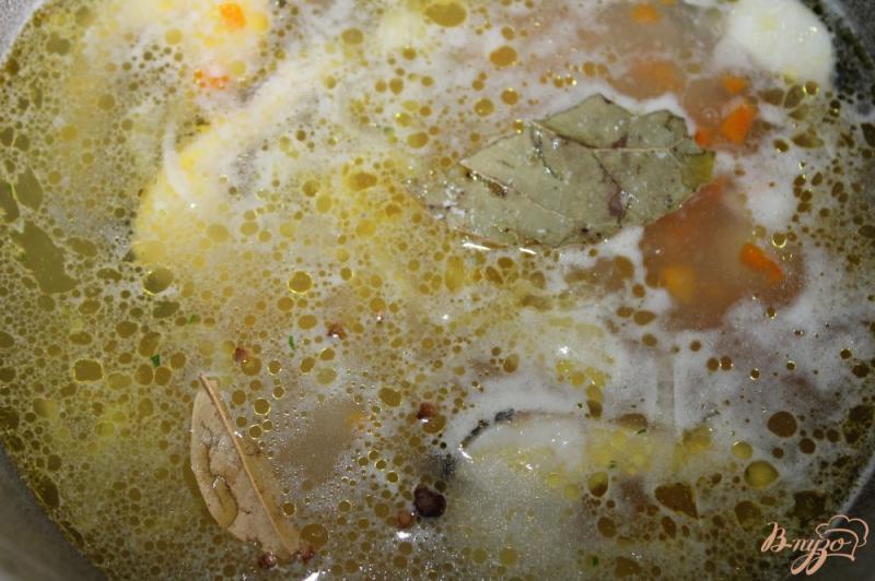 Фото приготовление рецепта: Рыбный суп с кусочками щуки шаг №6