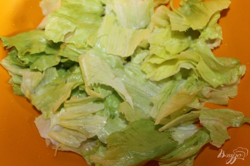 Фото приготовление рецепта: Салат с жареной свининой, баклажанами и сыром шаг №4