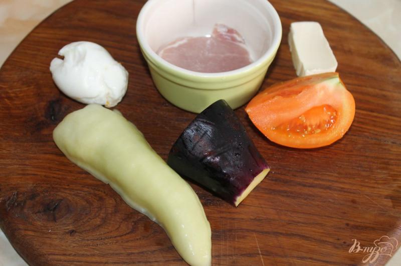 Фото приготовление рецепта: Салат с жареной свининой, баклажанами и сыром шаг №1