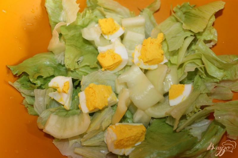 Фото приготовление рецепта: Салат с жареной свининой, баклажанами и сыром шаг №5