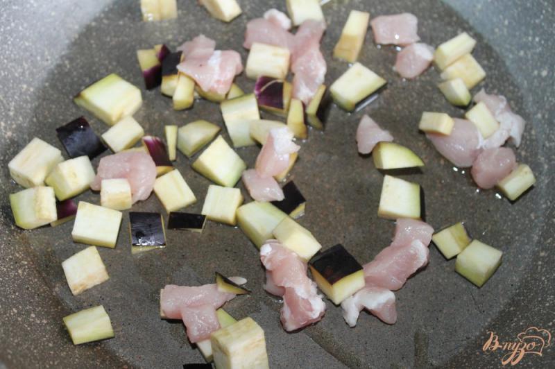Фото приготовление рецепта: Салат с жареной свининой, баклажанами и сыром шаг №3