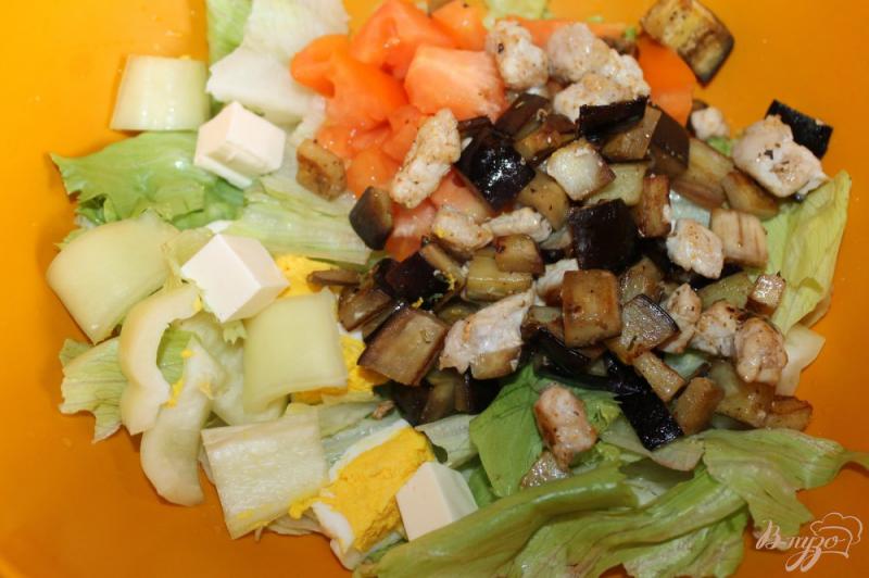 Фото приготовление рецепта: Салат с жареной свининой, баклажанами и сыром шаг №7