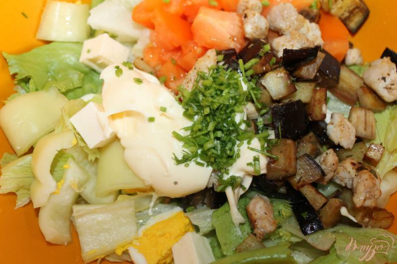 Фото приготовление рецепта: Салат с жареной свининой, баклажанами и сыром шаг №8