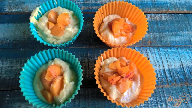 Фото приготовление рецепта: Сырники с абрикосами в микроволновке шаг №3