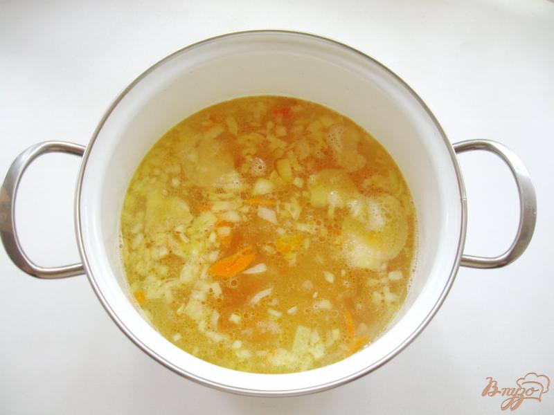 Фото приготовление рецепта: Овощной суп с сыром и фасолью шаг №2