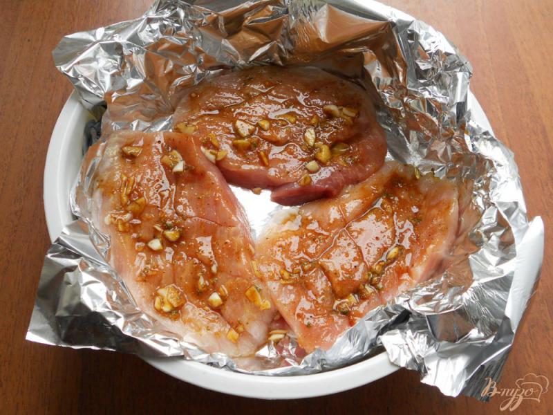 Фото приготовление рецепта: Свинина в чесночно-соевом соусе на пару шаг №4