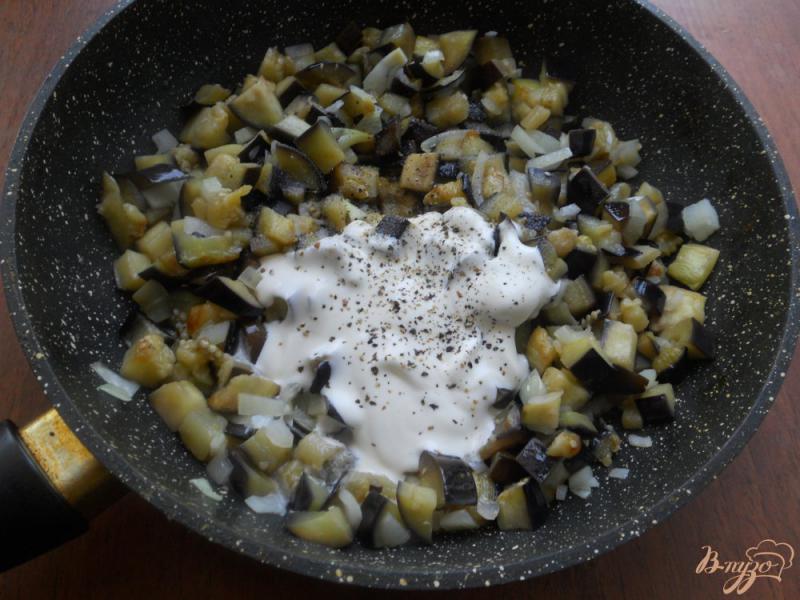 Фото приготовление рецепта: Баклажаны тушеные со сметаной и сыром шаг №3