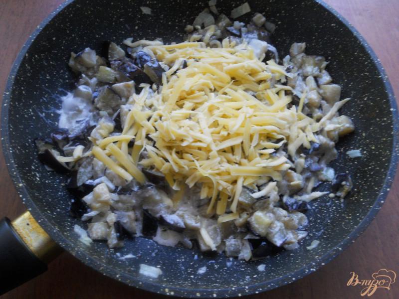 Фото приготовление рецепта: Баклажаны тушеные со сметаной и сыром шаг №4