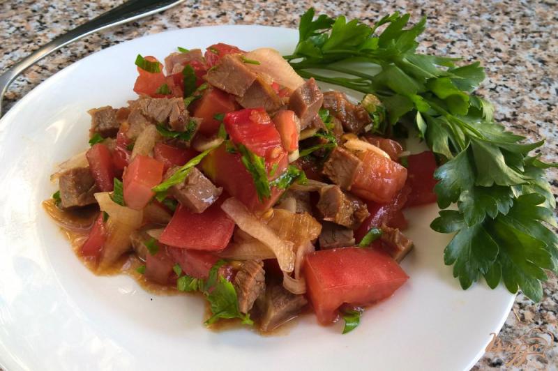Фото приготовление рецепта: Салат с помидорами и говядиной шаг №4