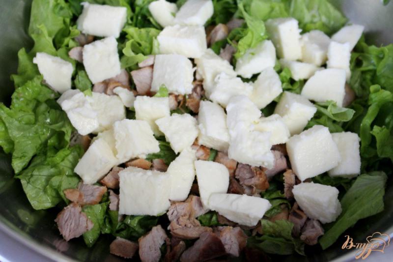 Фото приготовление рецепта: Зеленый салат с мясом и моцареллой шаг №4