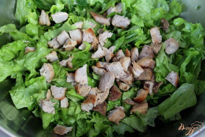Фото приготовление рецепта: Зеленый салат с мясом и моцареллой шаг №3