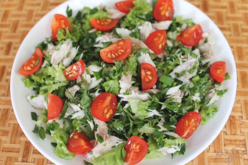 Фото приготовление рецепта: Салат со скумбрией и помидорами черри шаг №3