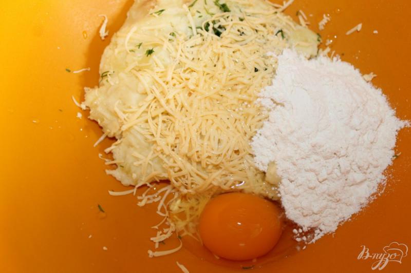 Фото приготовление рецепта: Картофельные крокеты с укропом и сыром шаг №3