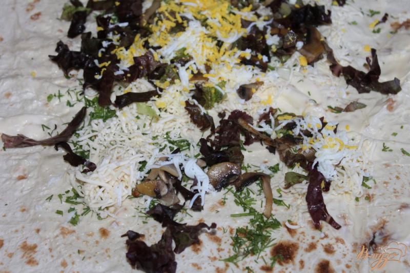 Фото приготовление рецепта: Быстрый закусочный лаваш с грибами к обеду шаг №6