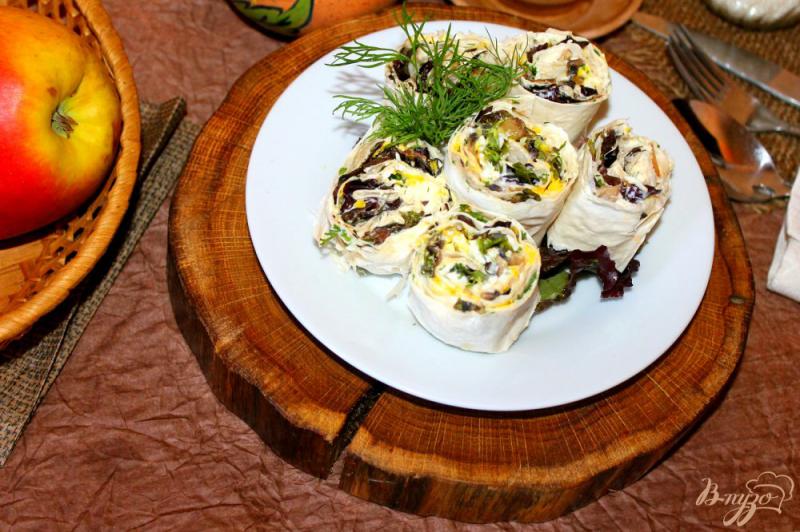 Фото приготовление рецепта: Быстрый закусочный лаваш с грибами к обеду шаг №8