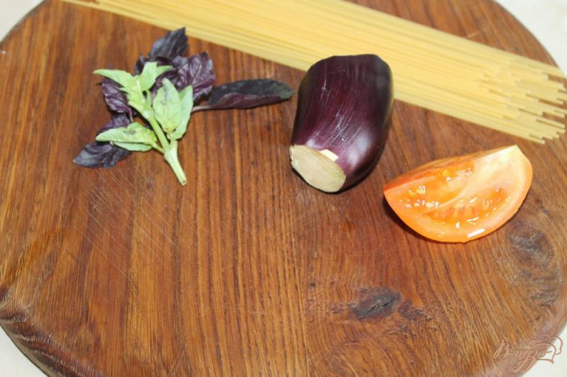 Фото приготовление рецепта: Спагетти с баклажанами и помидорами в томатном соусе шаг №1