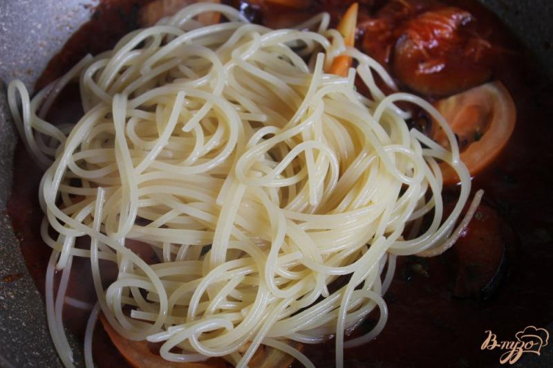 Фото приготовление рецепта: Спагетти с баклажанами и помидорами в томатном соусе шаг №6