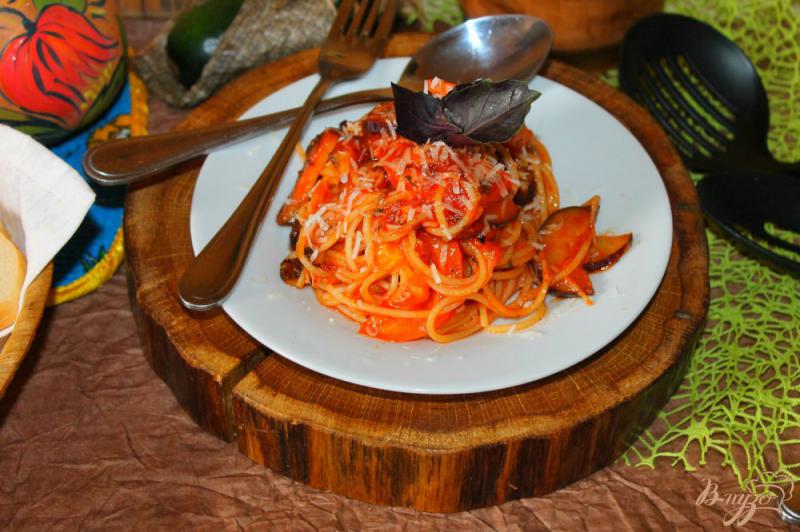 Фото приготовление рецепта: Спагетти с баклажанами и помидорами в томатном соусе шаг №7