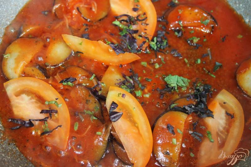 Фото приготовление рецепта: Спагетти с баклажанами и помидорами в томатном соусе шаг №5