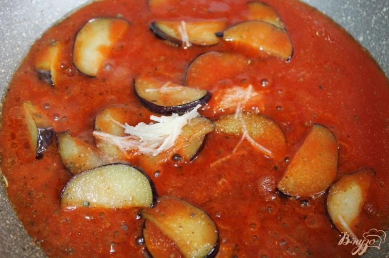 Фото приготовление рецепта: Спагетти с баклажанами и помидорами в томатном соусе шаг №4