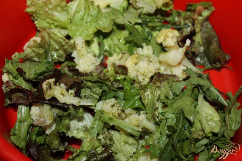 Фото приготовление рецепта: Салат с баклажанами и отварной цветной капустой шаг №4