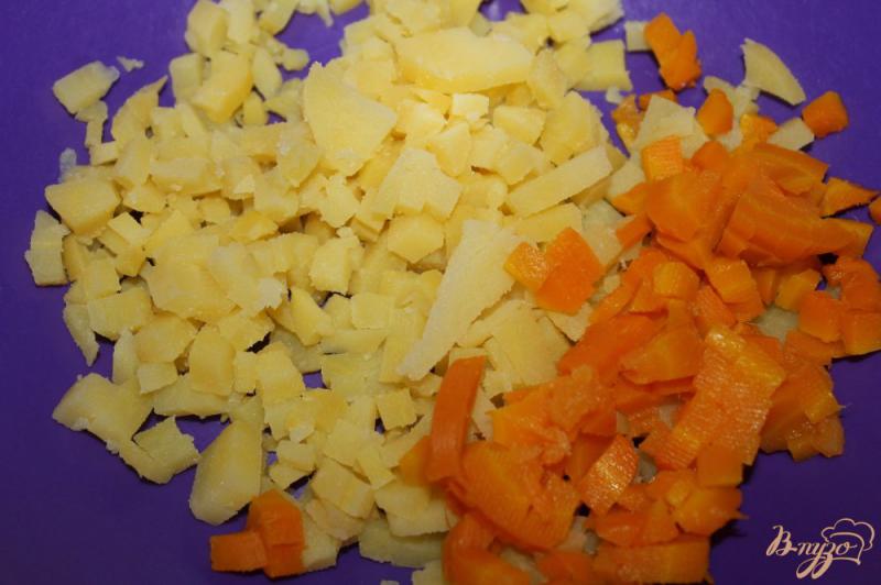 Фото приготовление рецепта: Салат из отварных овощей, сыра и колбасы шаг №1