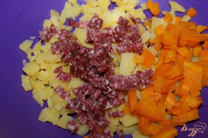 Фото приготовление рецепта: Салат из отварных овощей, сыра и колбасы шаг №2