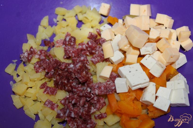 Фото приготовление рецепта: Салат из отварных овощей, сыра и колбасы шаг №3