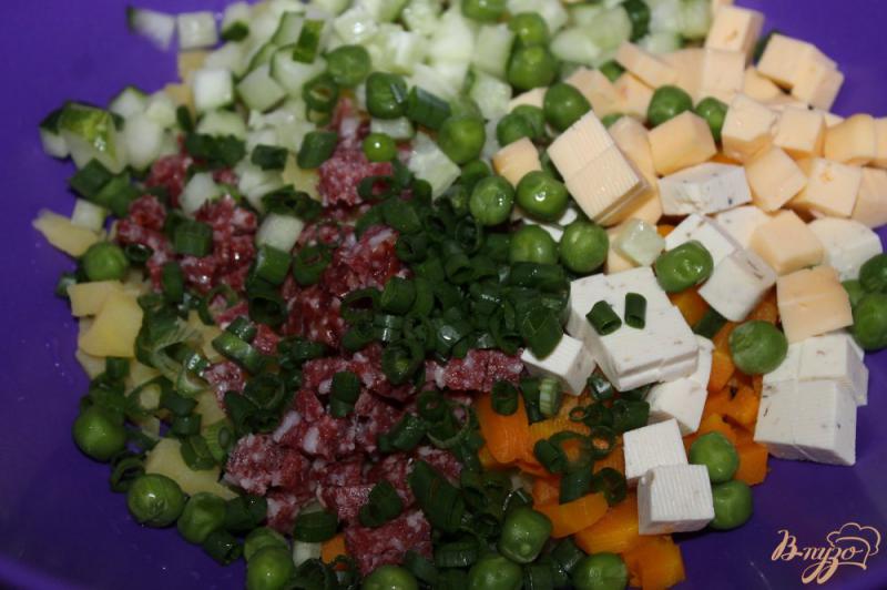 Фото приготовление рецепта: Салат из отварных овощей, сыра и колбасы шаг №4