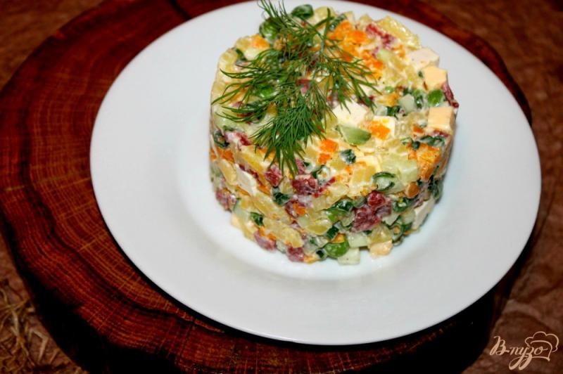 Фото приготовление рецепта: Салат из отварных овощей, сыра и колбасы шаг №6