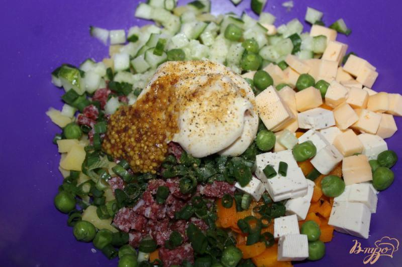 Фото приготовление рецепта: Салат из отварных овощей, сыра и колбасы шаг №5