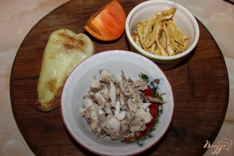 Фото приготовление рецепта: Салат с омлетом, курицей и печеным перцем шаг №1