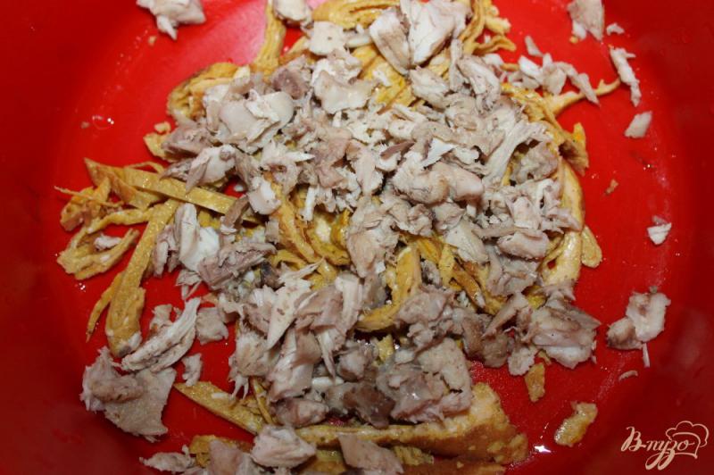 Фото приготовление рецепта: Салат с омлетом, курицей и печеным перцем шаг №3