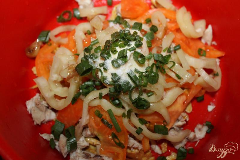 Фото приготовление рецепта: Салат с омлетом, курицей и печеным перцем шаг №6