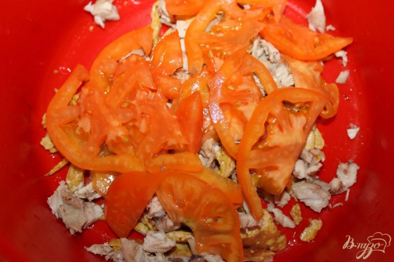 Фото приготовление рецепта: Салат с омлетом, курицей и печеным перцем шаг №4